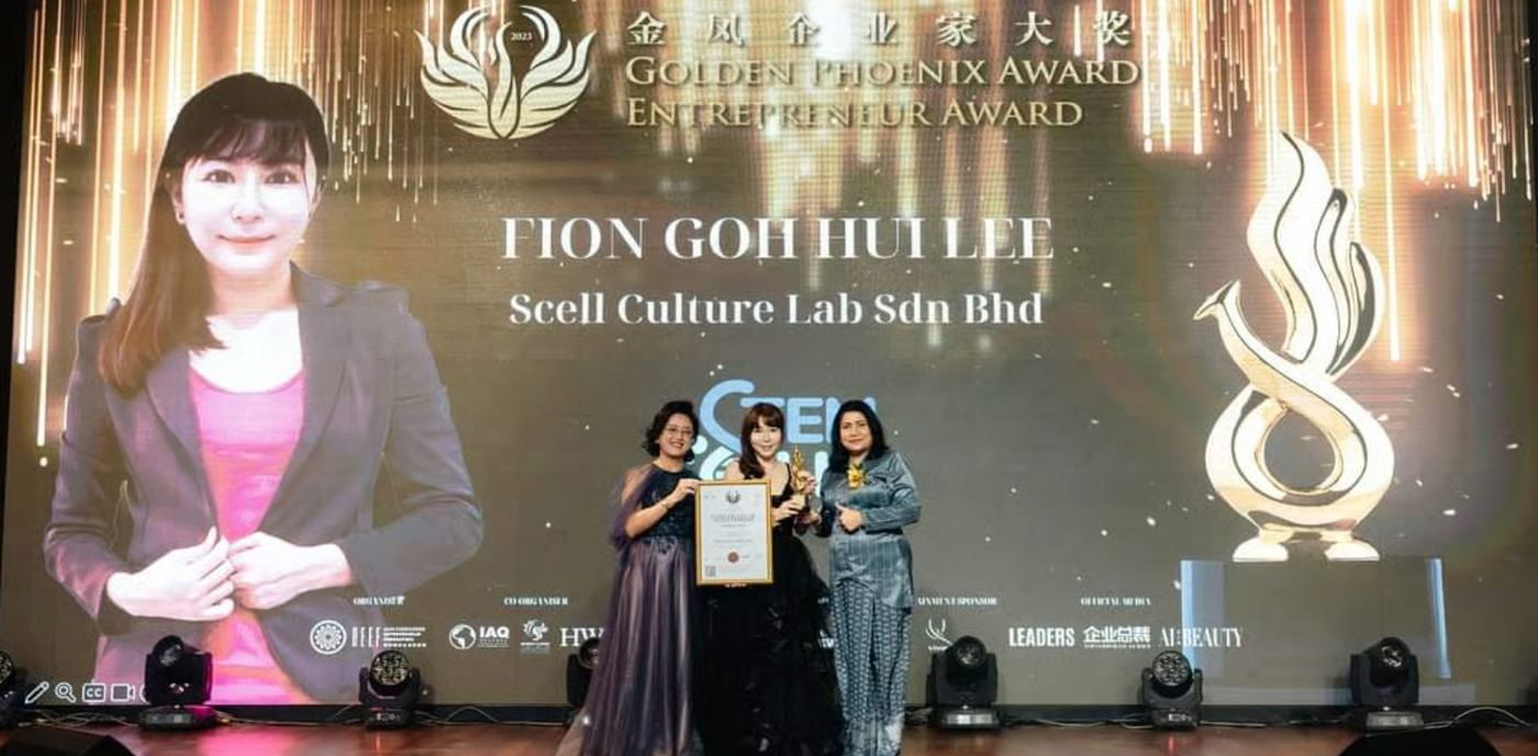 Fion Goh Hui Lee receives the Golden Phoenix Entrepreneur Award on behalf of Scell Culture Lab